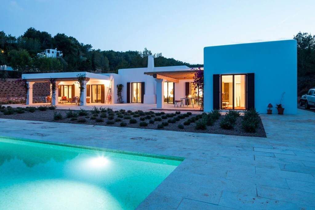 Bella finca moderna vicino alla città di Ibiza con vista sul mare e pensioni separate