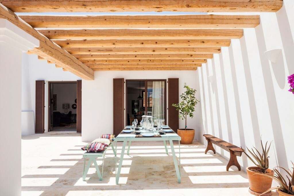 Bella finca moderna vicino alla città di Ibiza con vista sul mare e pensioni separate