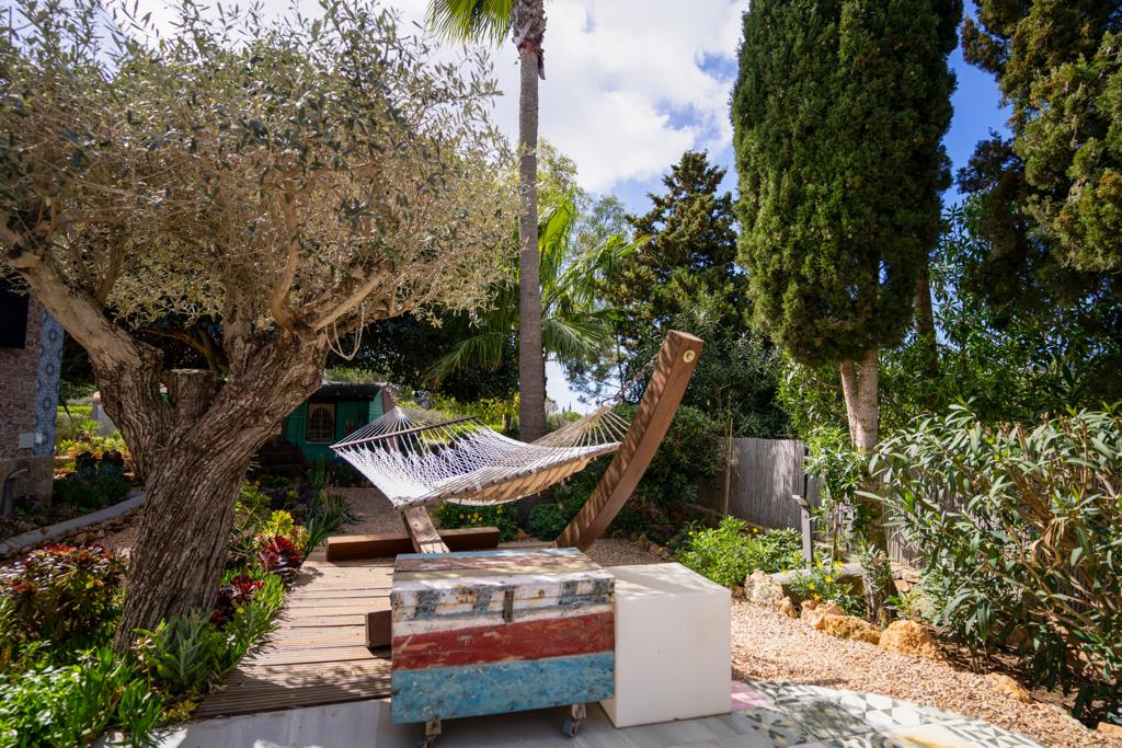 Incantevole villa familiare con rigoglioso giardino vicino alla città di Ibiza e all'aeroporto