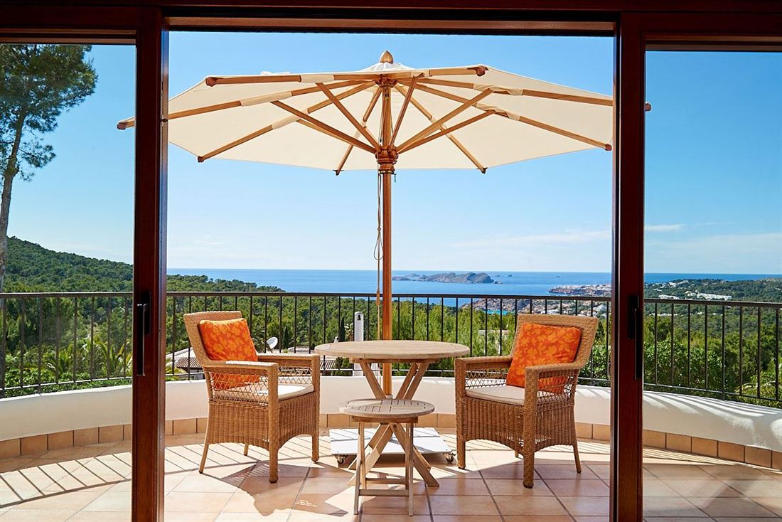 Villa mediterranea situata sulle colline tra San Jose e Cala Tarida con splendida vista sulla costa occidentale