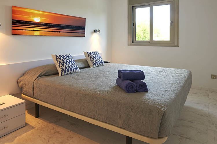 Bellissimo appartamento di 3 piani in prima linea con fantastica vista sul mare in vendita a Ibiza
