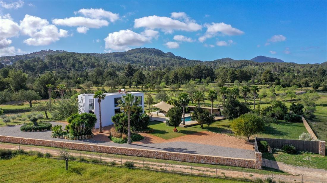 Villa moderna immersa nella bellezza naturale della costa occidentale di Ibiza
