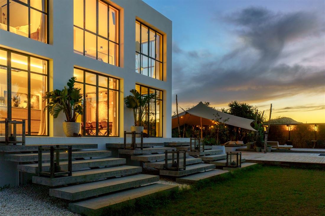 Villa moderna immersa nella bellezza naturale della costa occidentale di Ibiza