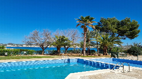 Elegante appartamento fronte mare a pochi passi dal mare, sulla costa occidentale di Ibiza
