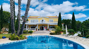 Tranquilla villa in stile andaluso con vista mozzafiato sul mare a San Carlos, Ibiza
