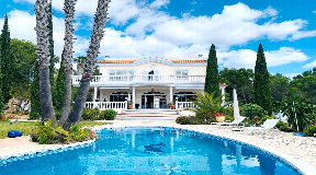 Tranquilla villa in stile andaluso con vista mozzafiato sul mare a San Carlos